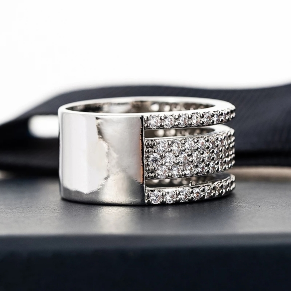 WOMEN'S RING SQUARE CUT WHITE SAPPHIRE RING - Picture 3 of 4